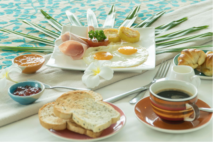 ｢セラ リゾート チャアム ホテル（Cera Resort Cha-am Hotel）｣より引用：朝食は屋外レストランで。